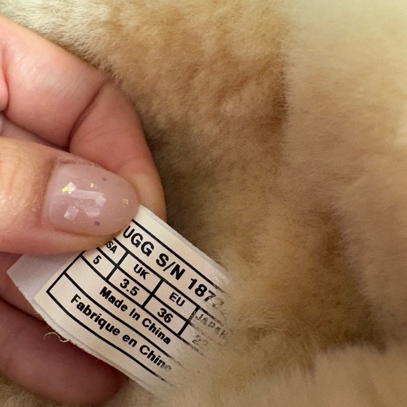 UGG Bailey Button Triplet Boot, size 36 - Picture 4 of 7